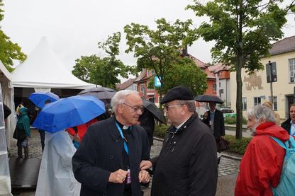 Bischof Algermissen begrüßt Bischof Bode (Osnabrück) am Bistumsstand